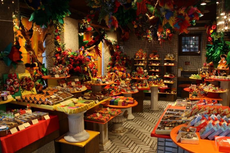 vitrine-LE REVEST LES EAUX-min_candy_store_chocolate_shop_chocolate_switzerland-393515