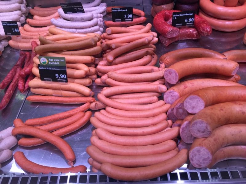 vitrine-LE REVEST LES EAUX-min_sausages_meat_butchery-1069321