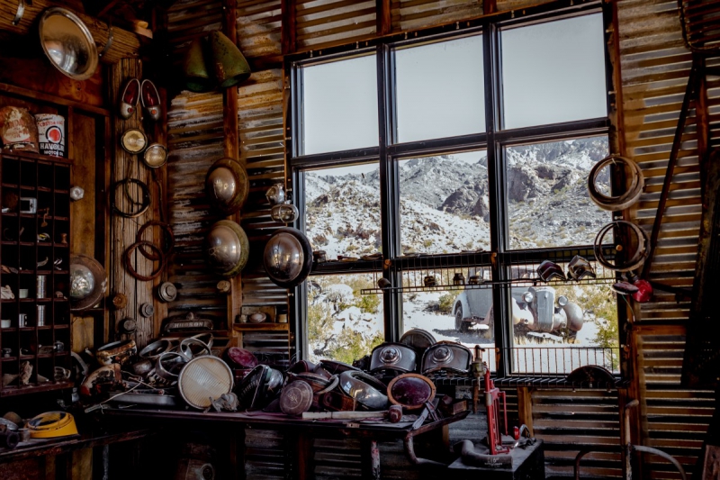 vitrine-LE REVEST LES EAUX-min_shop_window_part_junk_abandoned-138873